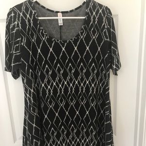 LulaRoe Perfect T- medium